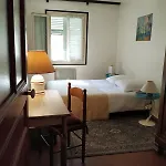 à Deux Pas De La *