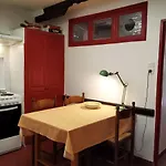 à Deux Pas De La