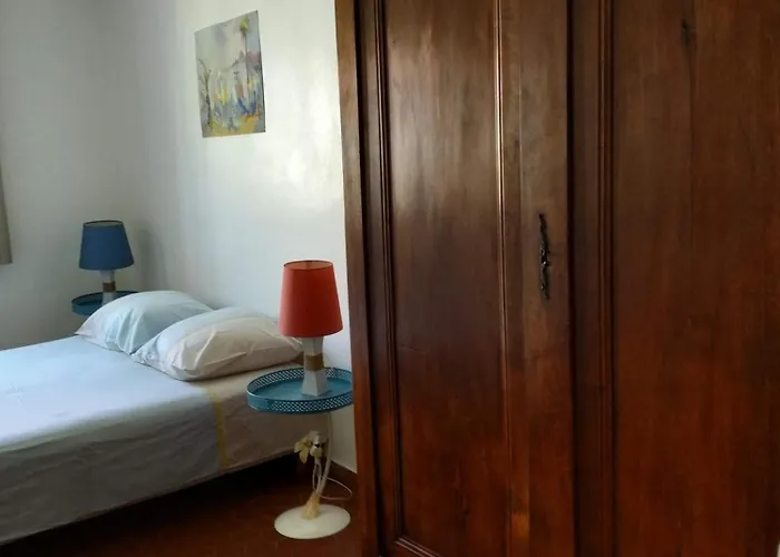 A Deux Pas De La *